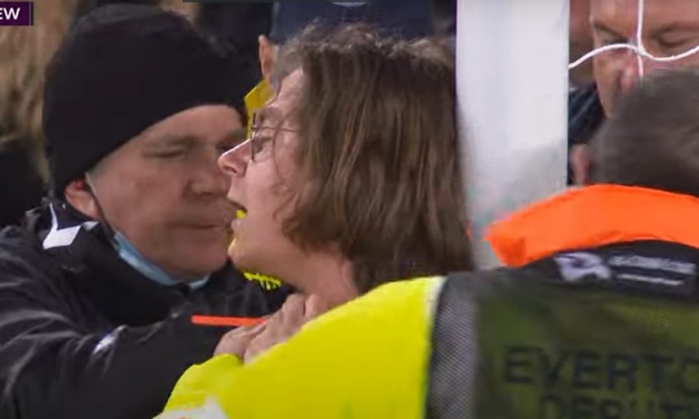 HAOS U ENGLESKOJ Navijač Evertona se vezao za stativu tokom meča! Svi na stadionu ostali u neverici (VIDEO)