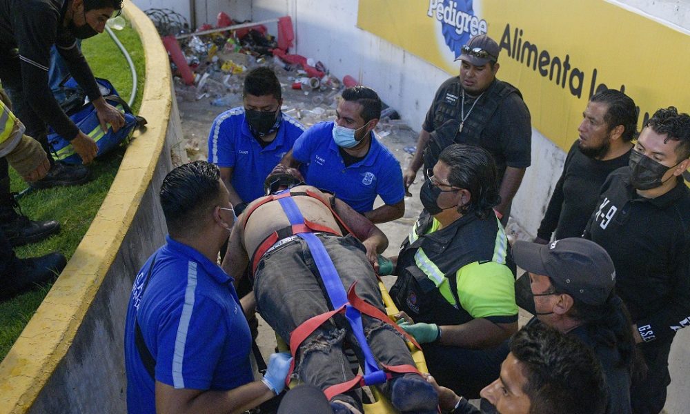 POLUDEO SVET Opšta tuča na utakmici Keretara i Atlasa, 17 izgubljenih života, žena beži sa dvoje dece pred razularenom masom (FOTO+VIDEO)