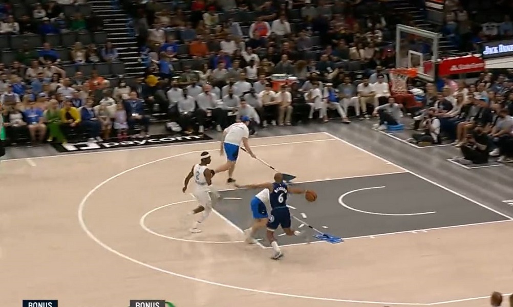 DEFANZIVAC DANA Čistač parketa zaustavio kontru gostiju u NBA (VIDEO)
