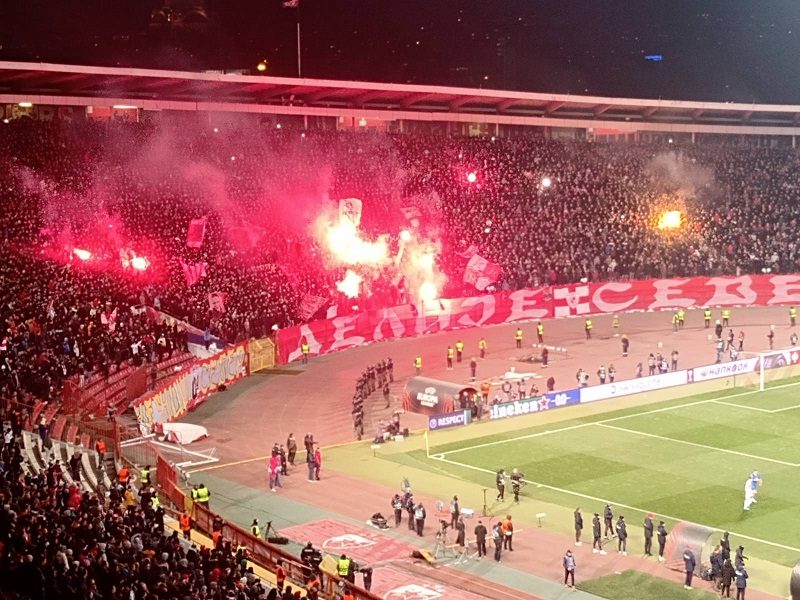 NAVIJAČI PREPOZNALI „SRCE NA TERENU“ Zvezdini fudbaleri nagrađeni pesmom sa tribina (VIDEO)