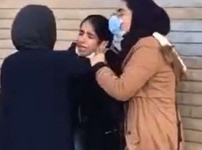 SKANDAL Irankama zabranjeno da uđu na stadion, policija ih rasterala biber sprejom (VIDEO)