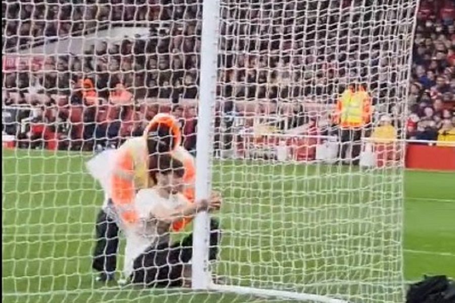 POMERIO „GRANICE LUDILA“ Uleteo na teren tokom meča Arsenal – Liverpul i „vezao“ se za stativu (VIDEO)