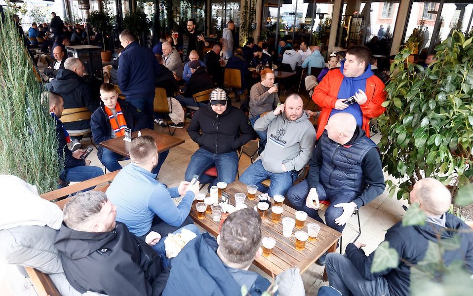Navijači Rendžersa u šetnji Beogradom… Uživali u pivu, policija sve vreme uz Škote (FOTO)