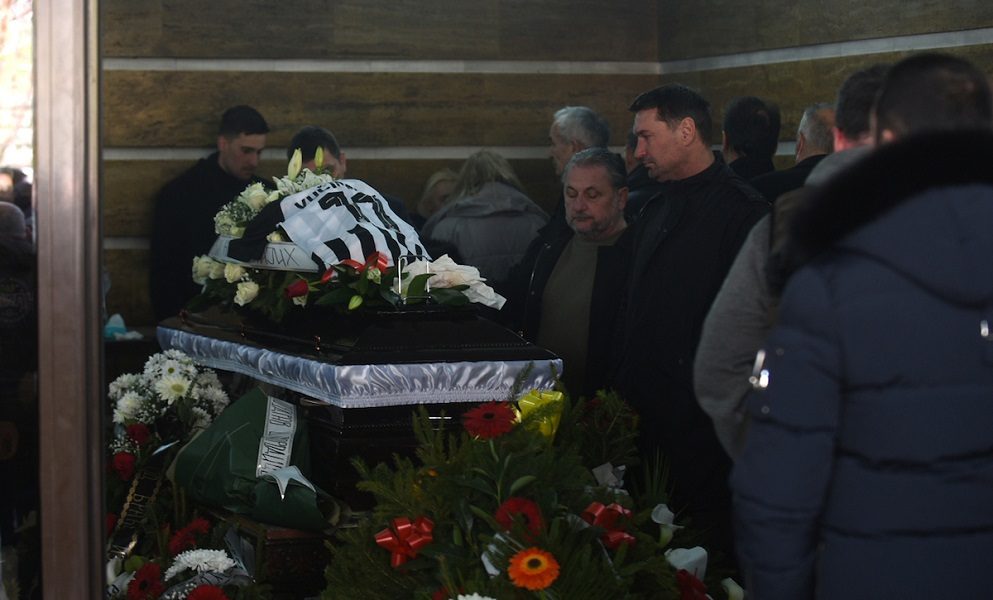 ODLAZAK LEGENDE Jecaji i reka ljudi ispratili Nebojšu Vučićevića na večni počinak (FOTO)