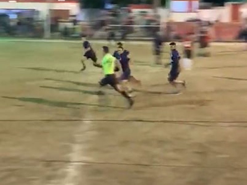 UŽAS Fudbaleri pretukli sudiju tokom utakmice (VIDEO)