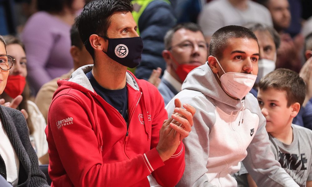 DOČEKAN OVACIJAMA Đoković bodri Zvezdu protiv Makabija! (VIDEO)