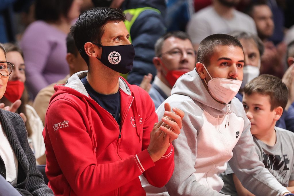 DOČEKAN OVACIJAMA Đoković bodri Zvezdu protiv Makabija! (VIDEO)