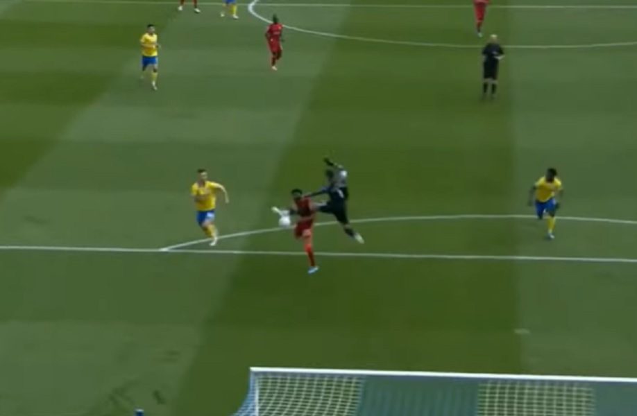 SAMO U ENGLESKOJ Napadač Liverpula pogodio mrežu, golman ga „ubio“ i nije dobio ni žuti karton! (VIDEO)