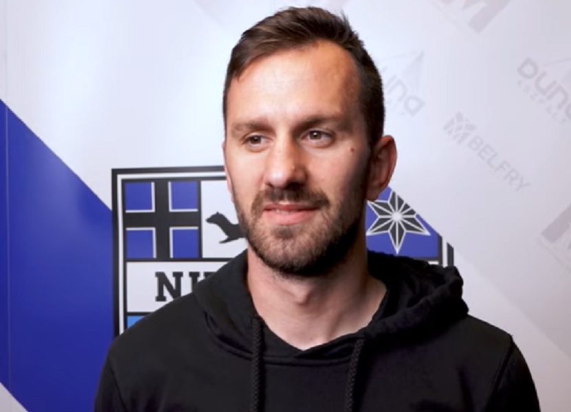 DOLARI IH KOŠTALI VRHA TABELE Fudbaler Osijeka nasrnuo na devojke, potom i zasipao novčanicama, a na kraju klečao pred njima