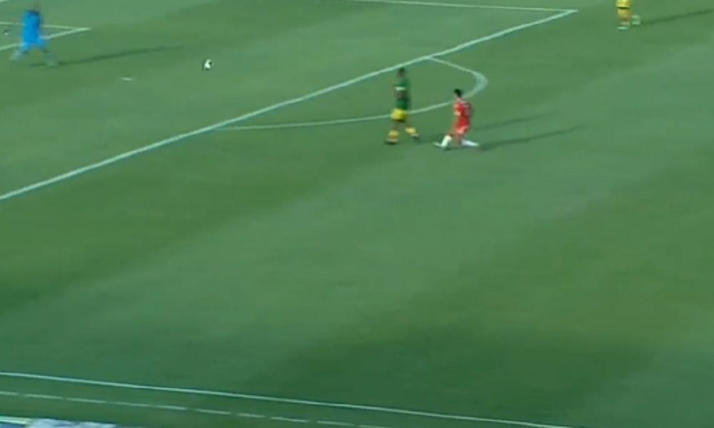 KAD SVE KRENE NAOPAKO Za četiri minuta uspeo da postigne komičan autogol i da dobije crveni karton! (VIDEO)