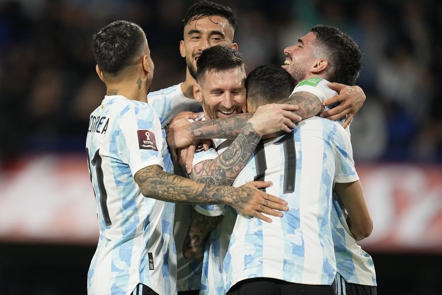 POSLE SMRTI MARADONE, „BOMBONJERA“ JE PONOVO ZAPLAKALA Argentina se u jednoj noći oprostila od dva majstora! Zbogom Mesi, zbogom… (FOTO)