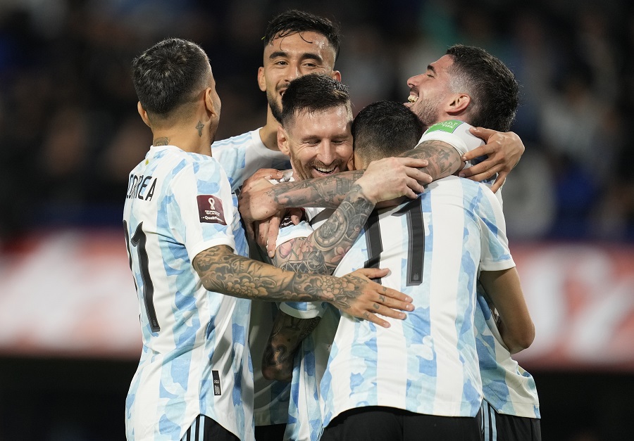 POSLE SMRTI MARADONE, „BOMBONJERA“ JE PONOVO ZAPLAKALA Argentina se u jednoj noći oprostila od dva majstora! Zbogom Mesi, zbogom… (FOTO)