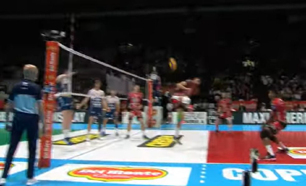 ŠTA ODBRANI ČOVEK? Neviđena fudbalska intervencija, ali na odbojkaškoj utakmici! (VIDEO)