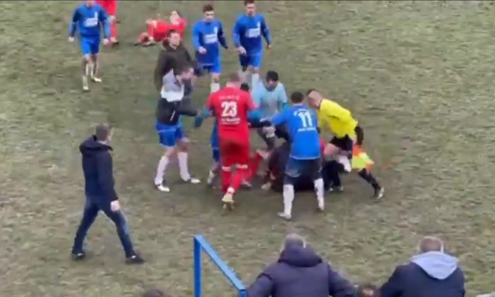 Velika tuča na fudbalskoj utakmici u Malom Zvorniku, tukli se i igrači i publika (VIDEO)