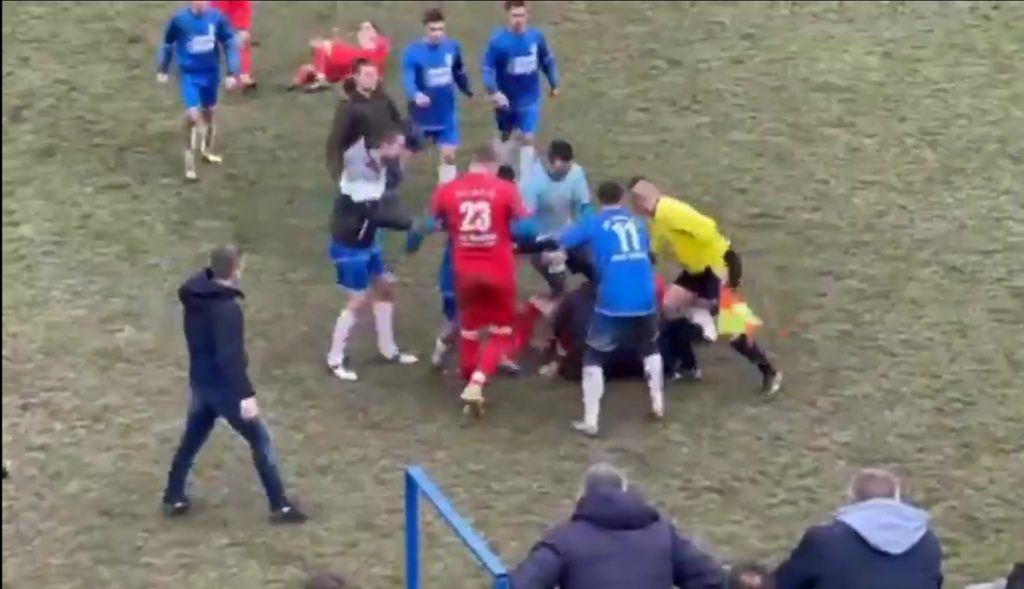 Velika tuča na fudbalskoj utakmici u Malom Zvorniku, tukli se i igrači i publika (VIDEO)
