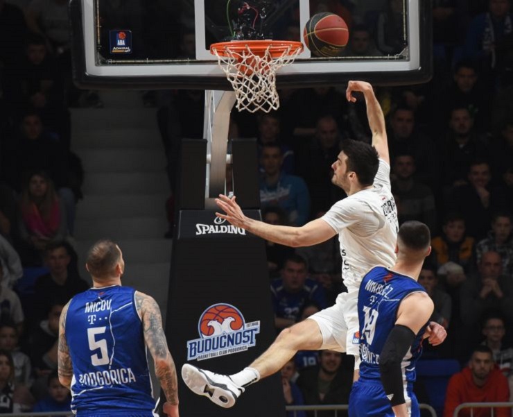 PARTIZAN BRILJANTNO OTVORIO DERBI, BUDUĆNOST SE VRATILA Crno-beli posle 20 minuta imaju samo četiri poena viška, imali su 16! (VIDEO)