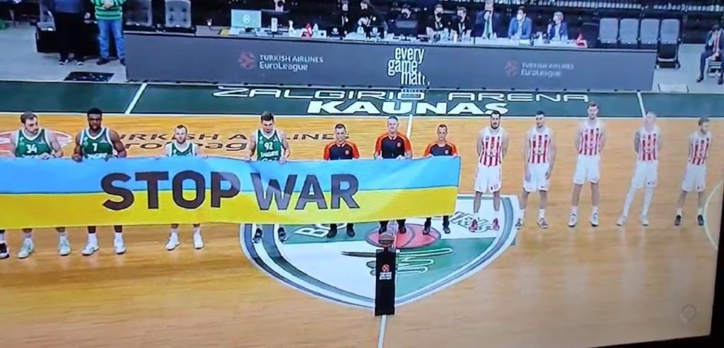 ZVIŽDUCI ZA ZVEZDU Odluka crveno-belih da ne drže zastavu Ukrajine naišla na burne reakcije! (VIDEO)