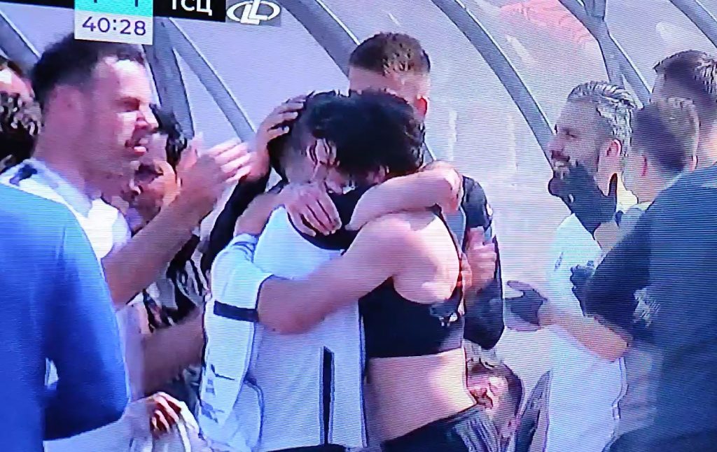 I TO SE DOGODILO „Grobari“ vređali očajnog Jojića, Stanojević ga zamenio u 39. minutu! (VIDEO)