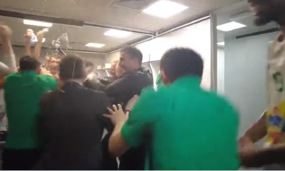 HAOS U SVLAČIONICI BURSE Polivanje vodom, a u pozadini pesma „Disko Partizani“ (VIDEO)