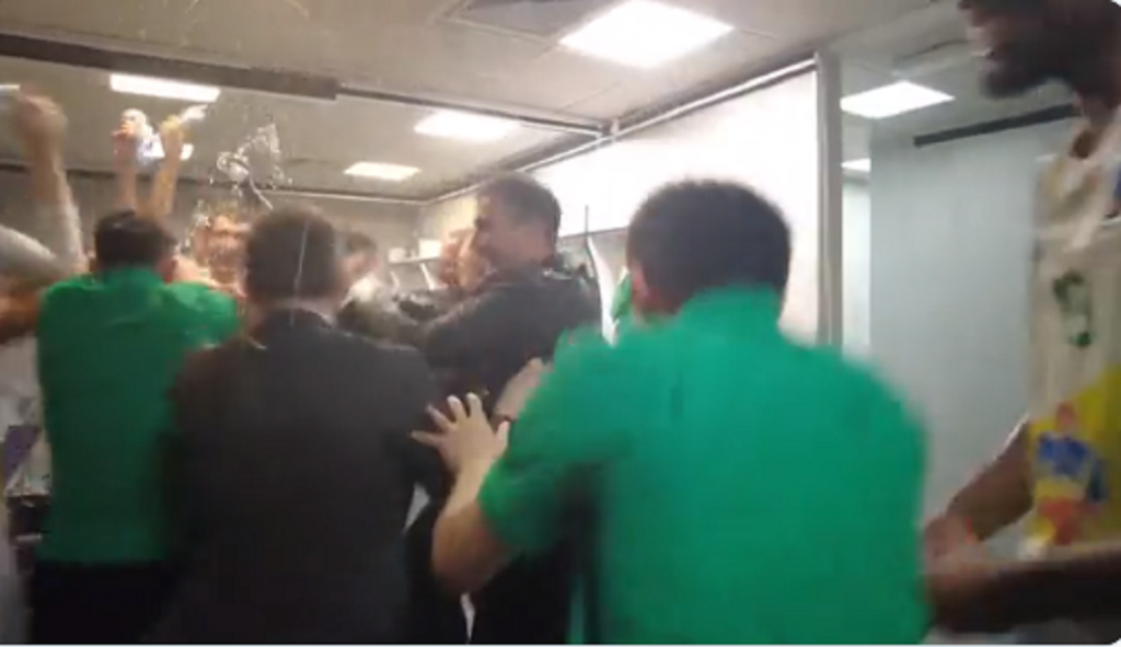 HAOS U SVLAČIONICI BURSE Polivanje vodom, a u pozadini pesma „Disko Partizani“ (VIDEO)
