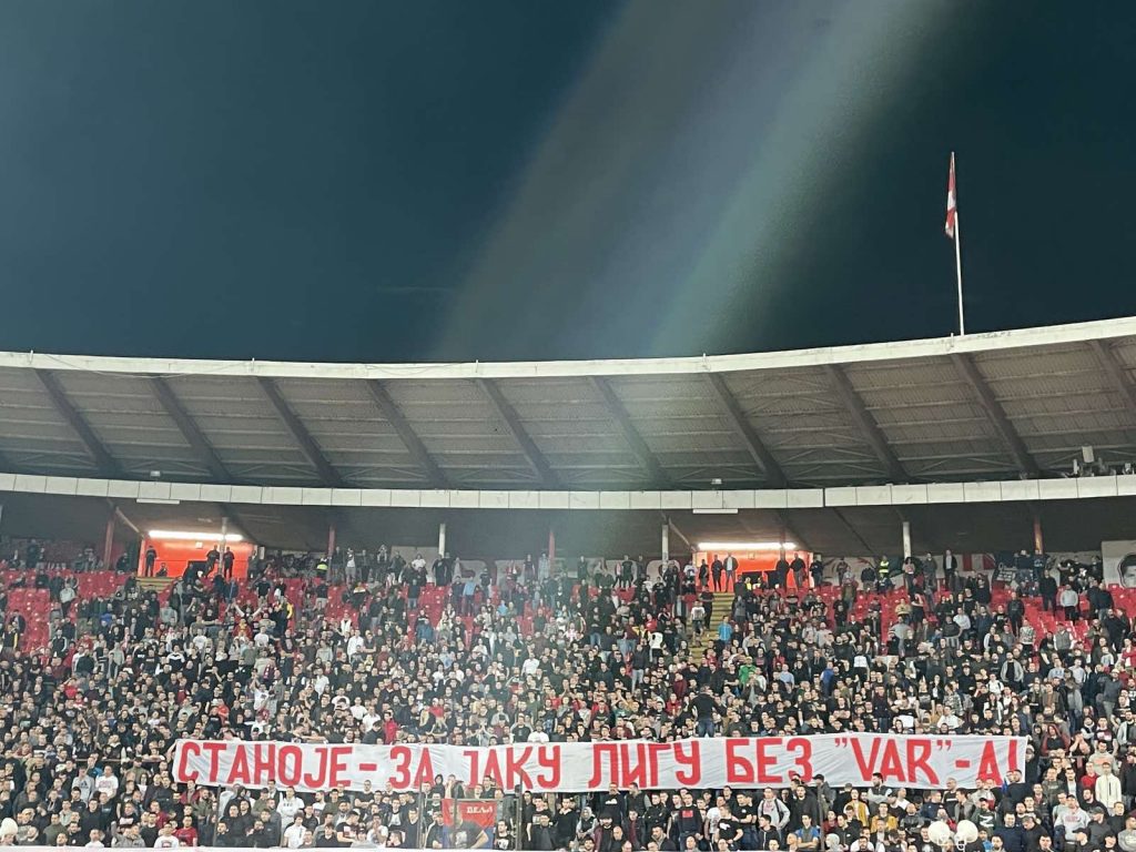 „RAT“ U NAJAVI „Delije“ transparentom i pesmom prozvale Stanojevića zbog VAR-a – „Stanoje ima jedan kvar“! (FOTO+VIDEO)