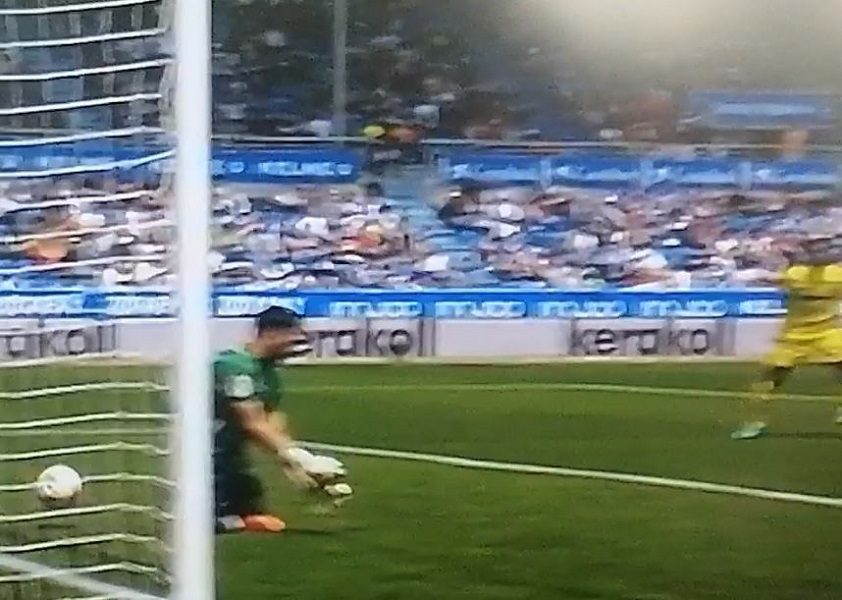 NEĆEŠ SE TI OD BRANJENJA NAJESTI HLEBA Golmanu lopta prošla kroz ruke i noge i ušla u gol (VIDEO)