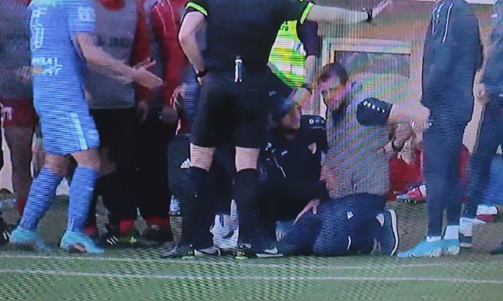 SAMO JE JOŠ OVO FALILO Lalatović pogođen završio na travi kraj aut linije (VIDEO)