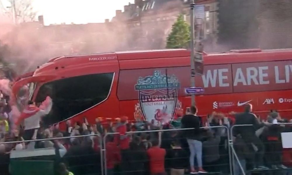 EUFORIJA PRED STADIONOM Navijači Liverpula napravili špalir za klupski autobus (VIDEO)