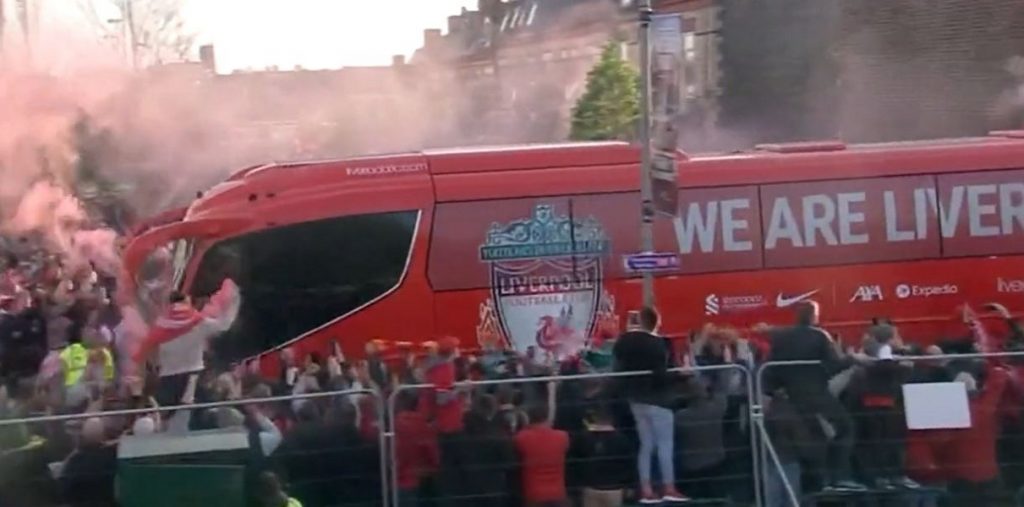 EUFORIJA PRED STADIONOM Navijači Liverpula napravili špalir za klupski autobus (VIDEO)