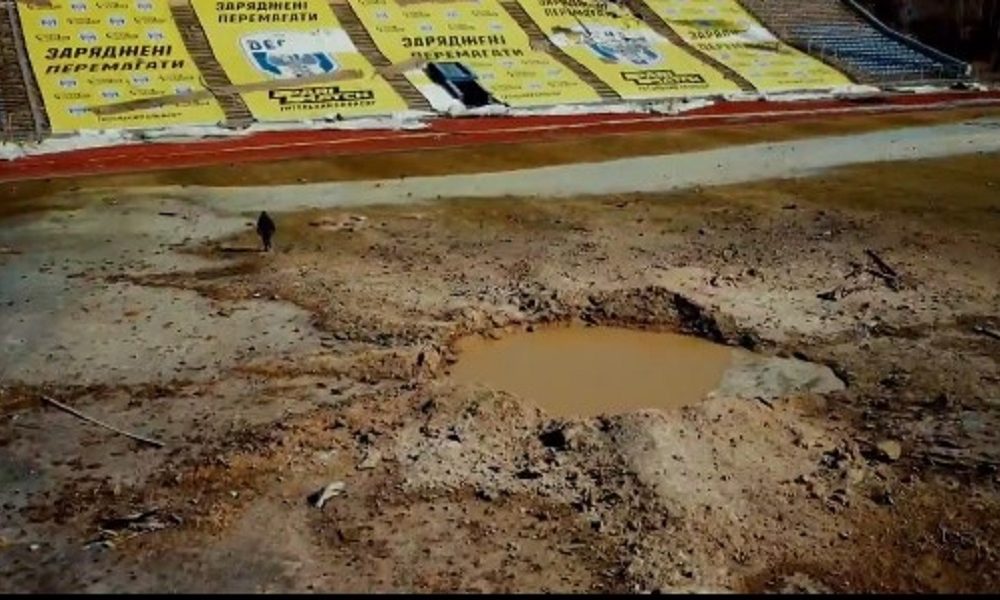 STRAŠNO Ukrajinski prvoligaš pokazao razoren stadion! Na terenu ogromni krater od bombe, uništene tribine… (VIDEO)