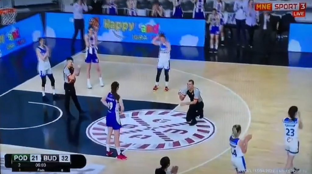 PRELEPO Sudija je poslao na liniju za slobodna bacanja, a onda je zaprosio (VIDEO)