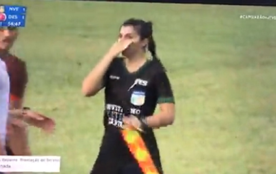 MOGUĆE JE SAMO TAMO Trener uličarski nasrnuo na damu sa zastavicom! (VIDEO)