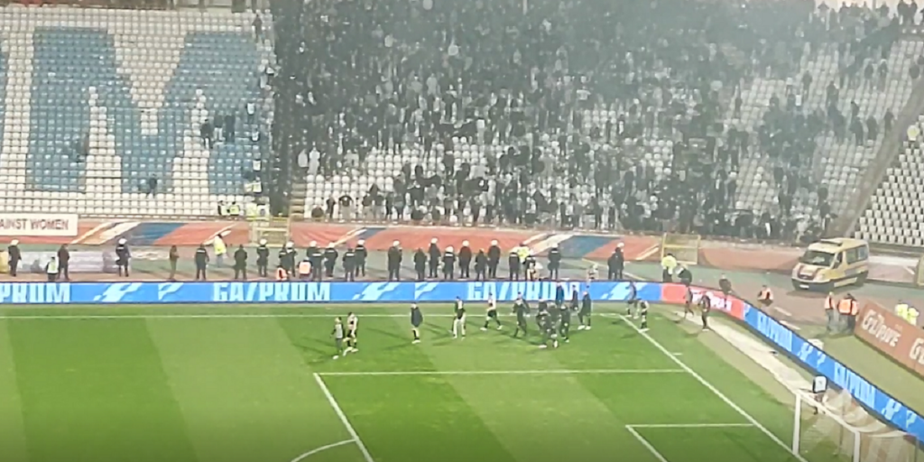 PODELE KOD „GROBARA“ Obe tribine bodrile igrače, ali je sa „istoka“ stigla jedna oštra poruka… (VIDEO)