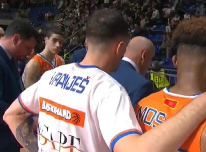 TRENER MORNARA GRMEO NA IGRAČE „Koji vam je.., kao da grama mozga nemate!“ (VIDEO)