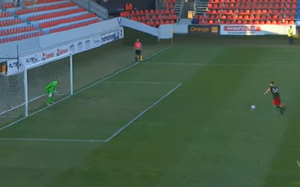 BAŠ SU ČUDNA OVA PRAVILA Čovek dva puta davao gol iz penala, ali mu je tek treći priznat! (VIDEO)