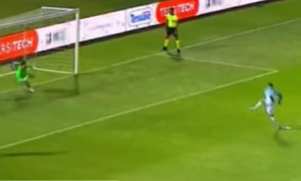 ŠTA OVAJ ČOVEK IMA U NOZI? Pocepao mrežu, ali doslovno! (VIDEO)