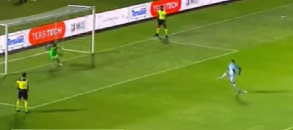 ŠTA OVAJ ČOVEK IMA U NOZI? Pocepao mrežu, ali doslovno! (VIDEO)