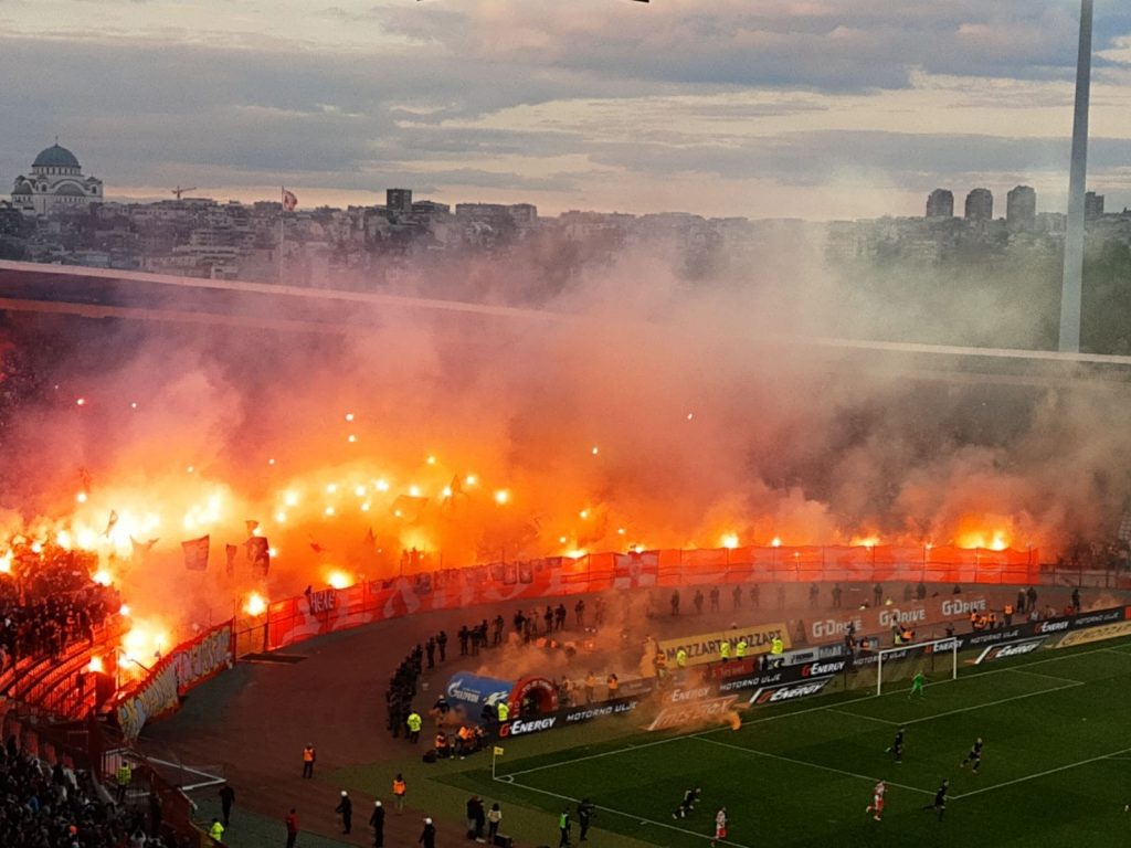 POČELO DRUGO POLUVREME „Delije“ zapalile „sever“ (VIDEO)