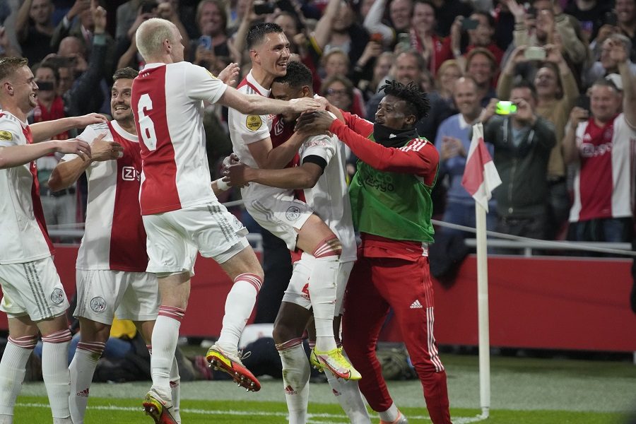ORILO SE „TADIĆ ON FIRE“ Ajaks odbranio titulu u Holandiji, ovacije srpskom kapitenu (VIDEO)