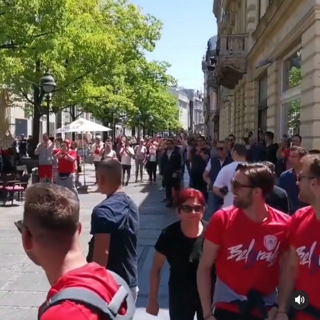 „OKUPACIJA“ Navijači Olimpijakosa raspevani u Beogradu, Trg Republike u crveno-belim bojama (VIDEO)