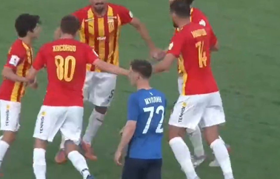 OVI RUSI SU HIT Igraju kolo pre ubacivanja iz kornera, pola tima preskače loptu kod slobodnog udarca, golman utrčava na 16 metara… (VIDEO)
