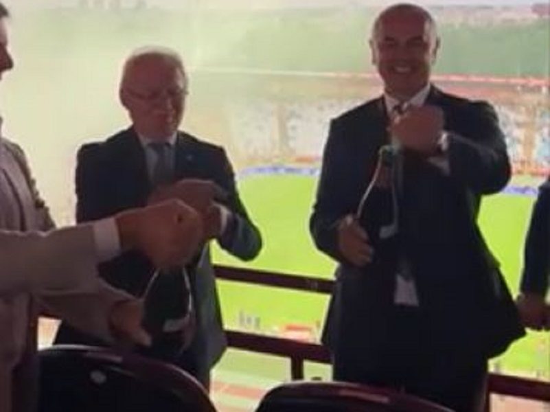 OVAKO SE SLAVILO NA MARAKANI Prvo šampanjac, pa onda navijačka pesma (VIDEO)