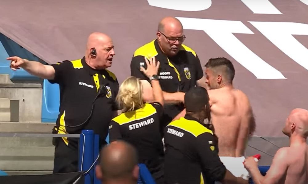 UMALO PAO NIZ STEPENICE Tadić hteo da pokloni dres navijaču, redari skočili na njega kao da je huligan (VIDEO)