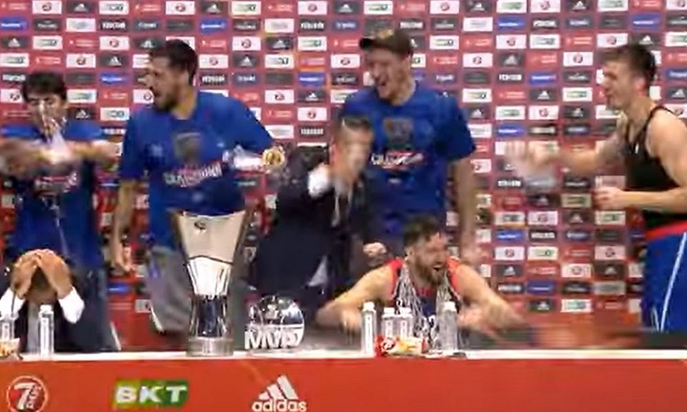 Košarkaši Efesa upali na konferenciju i okupali Micića i Atamana (VIDEO)