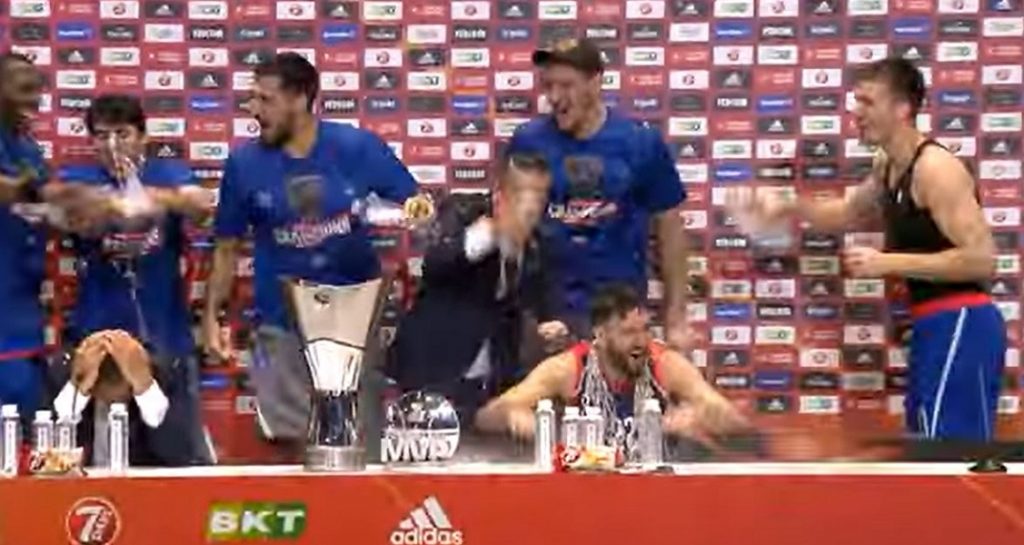 Košarkaši Efesa upali na konferenciju i okupali Micića i Atamana (VIDEO)