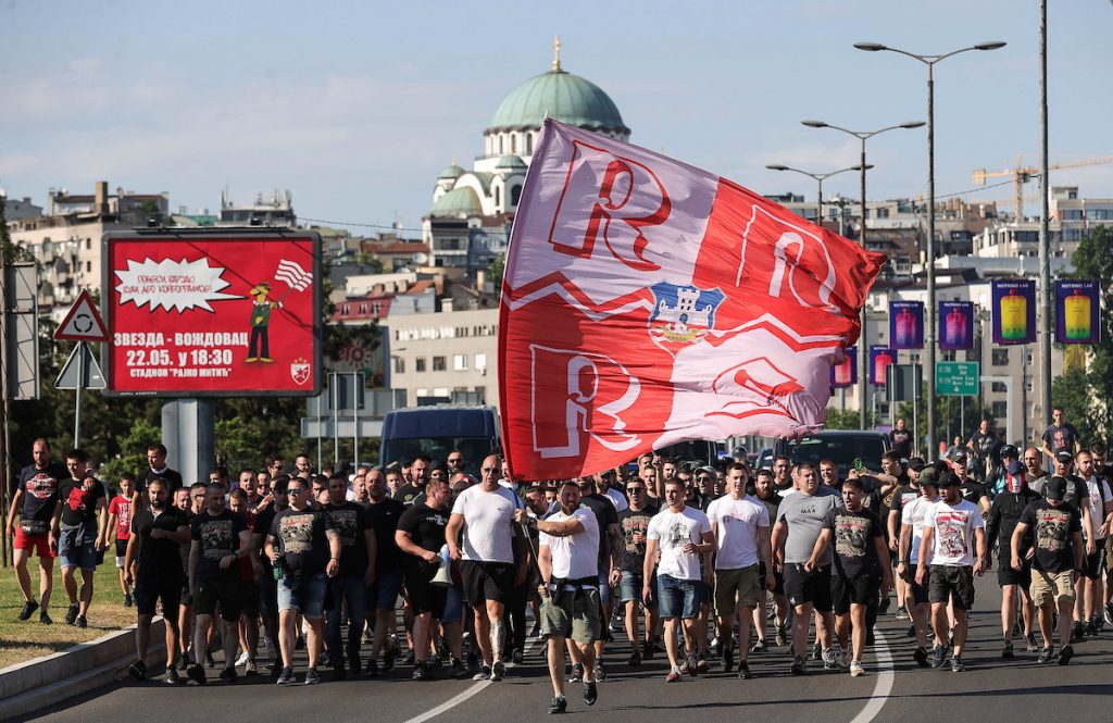 CRVENO-BELI BEOGRAD „Delije“ i „Gate 7“ zajedno do „Marakane“, odjekuju navijačke pesme Olimpijakosa (FOTO+VIDEO)