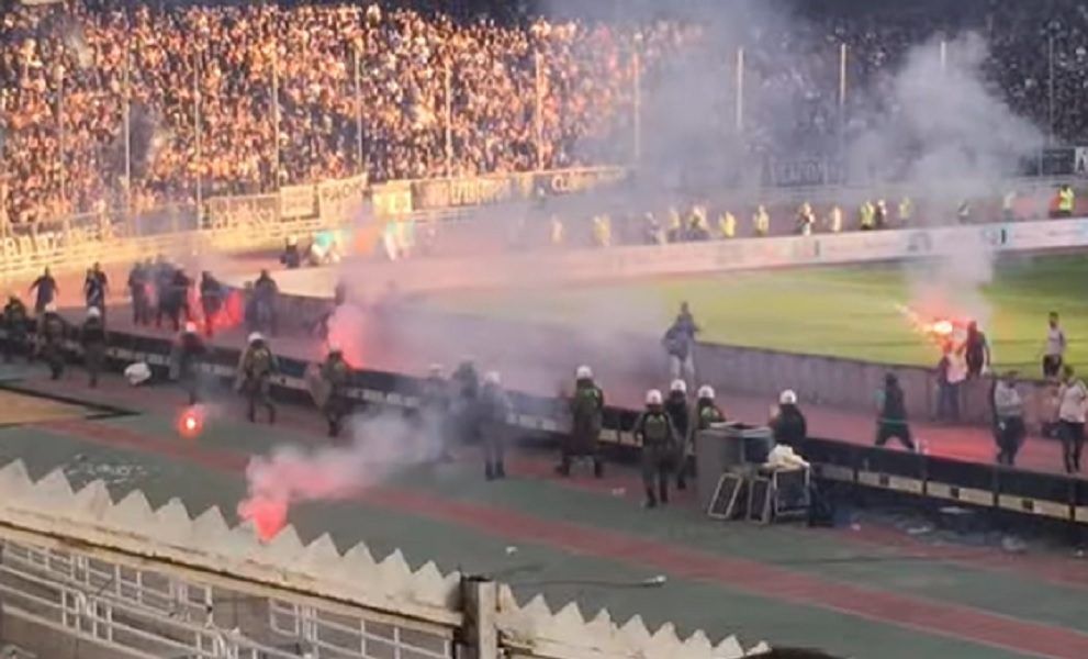 NEMA TAMO MIRA Haos u finalu Kupa Grčke! Huligani razvalili ogradu protivpožarnim aparatom, sevale baklje i kaiševi (VIDEO)