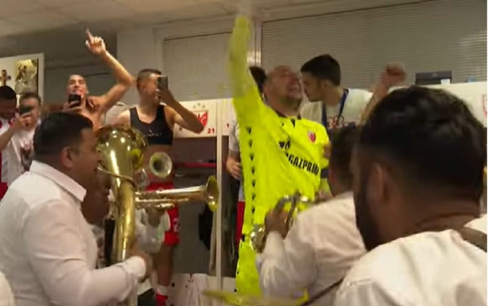 NE IDE BEZ TRUBAČA Pogledajte kako se slavilo u Zvezdinoj svlačionici (VIDEO)