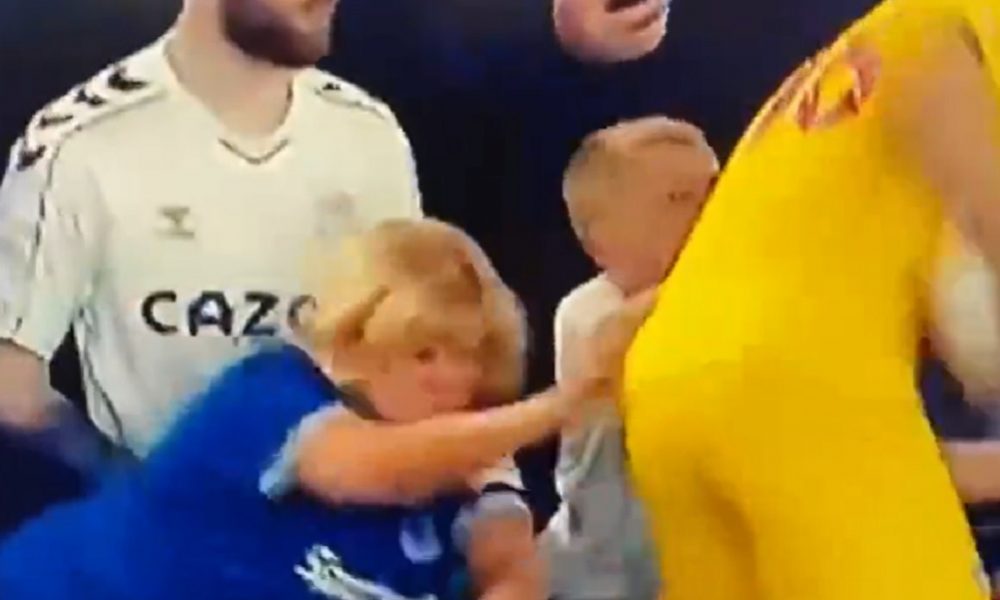 SVE ZA POBEDU Navijačica Evertona, dama iz prvog reda, udarila igrača Palasa! (VIDEO)