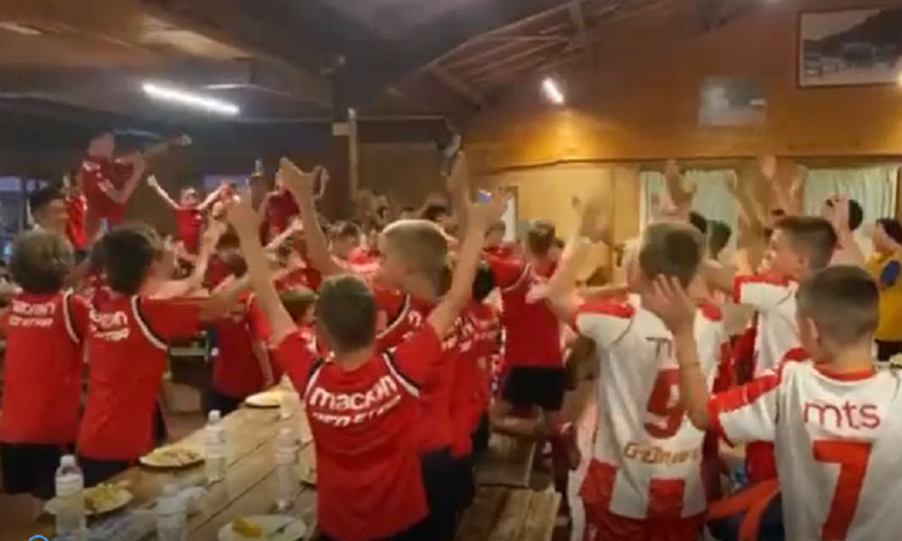 BRATSKI OD MALIH NOGU Zvezdina deca u finalu turnira u Grčkoj, slavila s vršnjacima iz Olimpijakosa (VIDEO)